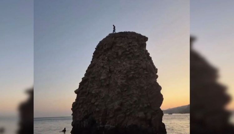Σε-αυτόν-τον-βράχο-στη-Μήλο-ανέβηκε-ο-33χρονος-τουρίστας-και-στήθηκε-ολόκληρη-επιχείρηση-για-τον-απεγκλωβισμό-του