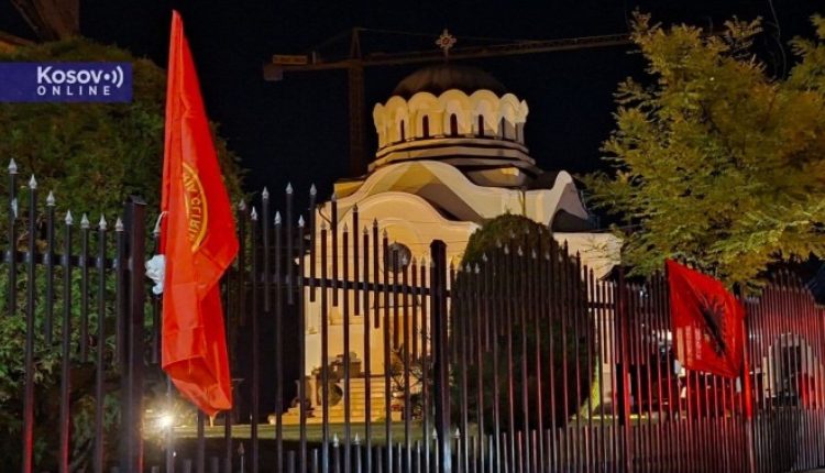 Στο-στόχαστρο-του-αλβανικού-εθνισμού-η-Σερβική-Εκκλησία-στο-Κοσσυφοπέδιο:-Κρέμασαν-σημαίες-του-uck-σε-Ορθόδοξο-ναό