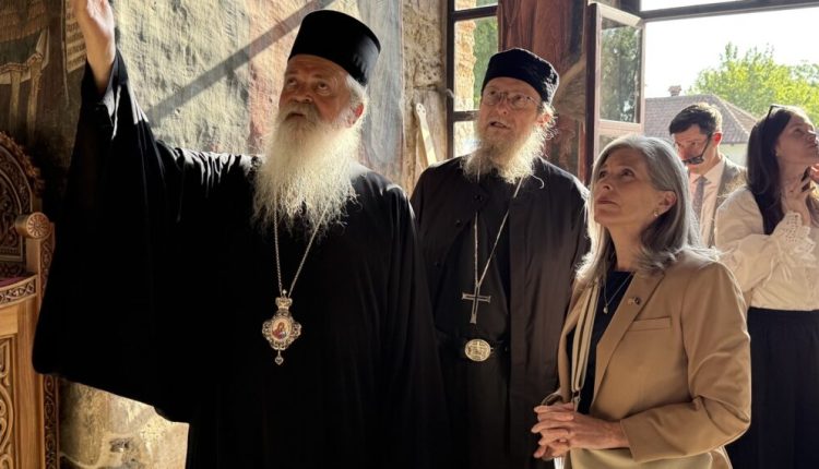 Η-Αμερικανίδα-γερουσιαστής-Τζόνι-Έρνστ-στη-Μονή-Γκρατσάνιτσας-–-Η-ανησυχία-Μητροπολίτη-Ράσκας-για-την-κατάσταση-στο-Κοσσυφοπέδιο