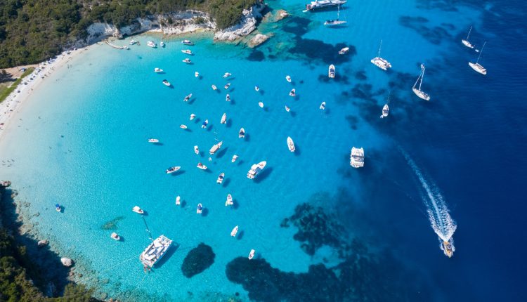 Αντίπαξοι:-Σύγκρουση-τουριστικών-σκαφών-στον-όρμο-Βουτούμι,-3-άτομα-στο-Κέντρο-Υγείας