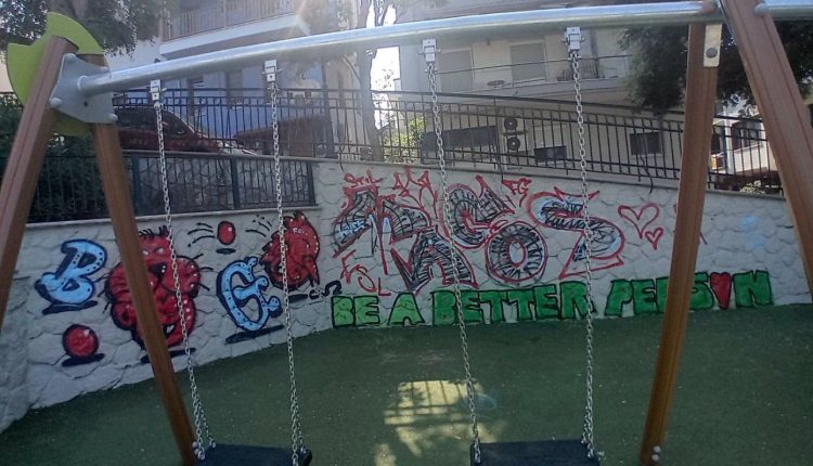 «Λίγες-μόλις-ημέρες-άντεξε-καθαρή»:-Βανδαλίστηκε-λίγα-24ωρα-μετά-την-παράδοσή-της-ανακατασκευασμένη-παιδική-χαρά-στη-Θεσσαλονίκη