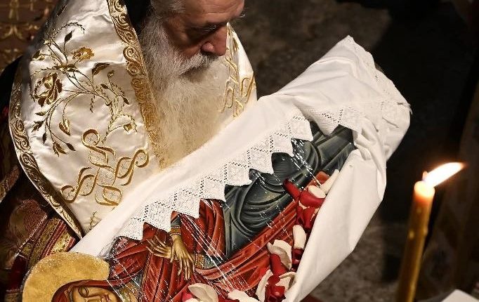 Σάμου-Ευσέβιος-για-την-Κοίμηση-της-Θεοτόκου:-Δεν-εγκατέλειψε-τον-κόσμο-η-Παναγιά-μας,-γιατί-είναι-Μάνα-μας