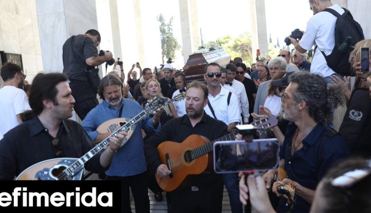 Κηδεία-Νίκου-Καλογερόπουλου:-Τον-αποχαιρέτησαν-με-τραγούδια-και-όργανα-Δείτε-φωτογραφίες-και-βίντεο