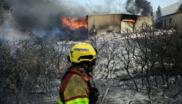 Φωτιά-στο-Πικέρμι:-Ταυτοποιήθηκε-ο-48χρονος-που-απανθρακώθηκε-στο-αυτοκίνητο-–-Τι-εξετάζουν-οι-Αρχές