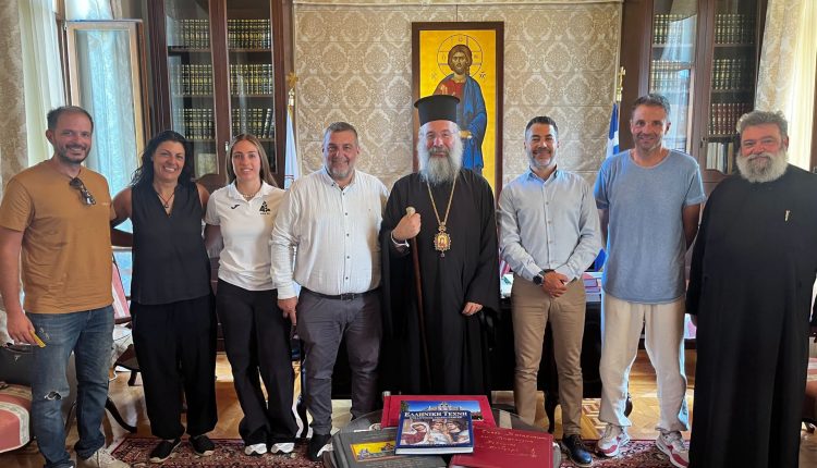 Η-Ιερά-Μητρόπολη-Ρεθύμνης-στο-πλευρό-της-γυναικείας-ομάδας-ποδοσφαίρου-ΡΕΑ.