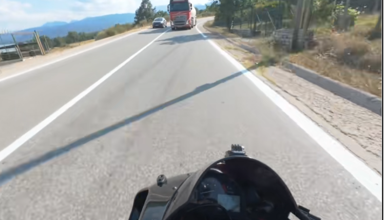 Βίντεο-σοκ:-Βυτιοφόρο-κάνει-δολοφονική-προσπέραση-πάνω-σε-στροφή-–-«Παραλίγο-να-πεθάνουμε»-φωνάζει-μοτοσικλετιστής