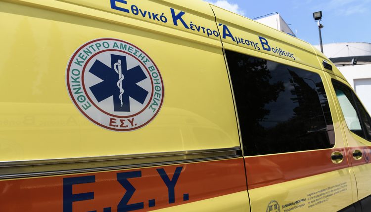 Τροχαίο-στην-Εθνική-Οδό-Ηρακλείου-Μοιρών:-Αυτοκίνητο-εξετράπη-της-πορείας-του,-εγκλωβίστηκε-ο-οδηγός