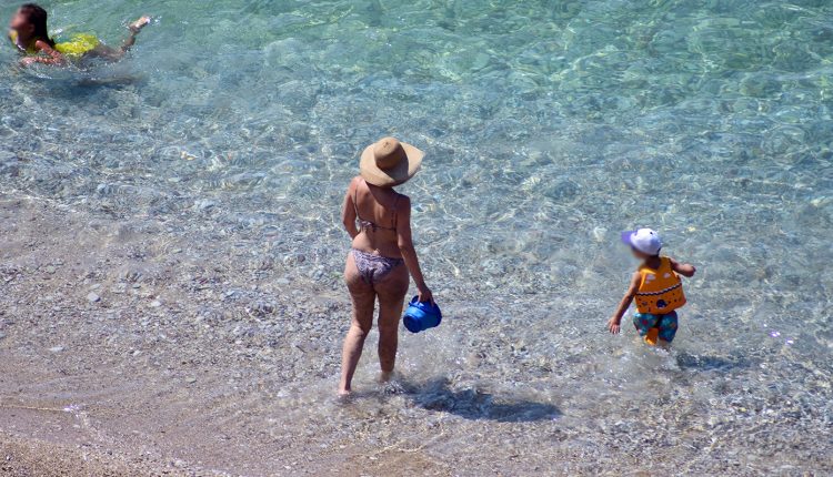 Τι-συμβαίνει-αν-μπεις-στη-θάλασσα-αμέσως-μετά-το-φαγητό;-Η-αλήθεια-πίσω-από-τη-γνωστή-συμβουλή