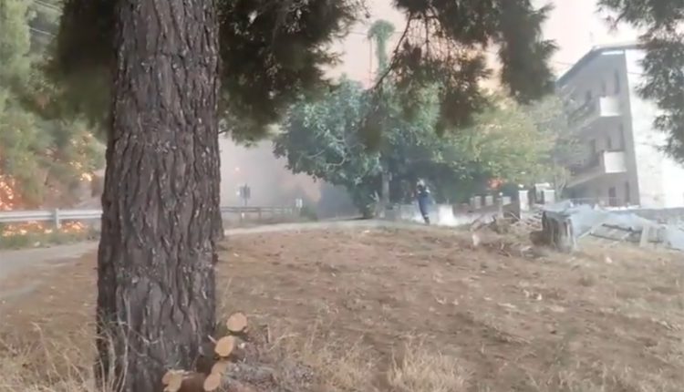 Μεγάλη-φωτιά-στη-Χαλκιδική-–-Καίγονται-σπίτια-στη-Σίβηρη-–-Τραυματίστηκαν-δύο-πυροσβέστες