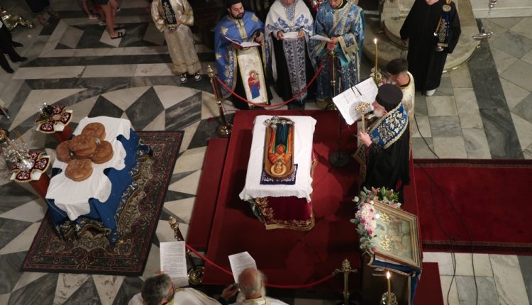 Η-Ακολουθία-των-Εγκωμίων-προς-την-Κοίμηση-της-Θεοτόκου-στην-Ερμούπολη