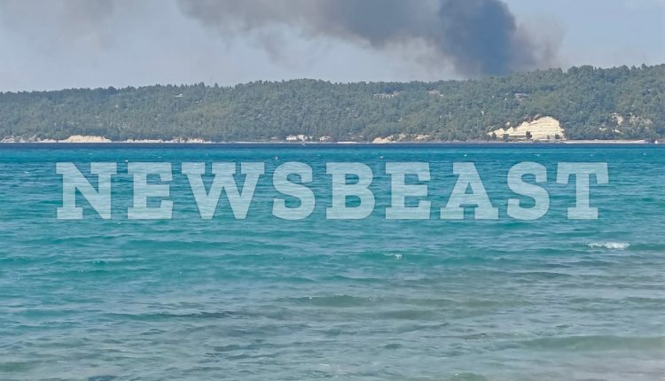 Φωτιά-στη-Σίβηρη-Χαλκιδικής:-Επιχείρηση-απεγκλωβισμού-δια-θαλάσσης-–-Σκάφη-του-Λιμενικού-και-ιδιώτες-στην-παραλία