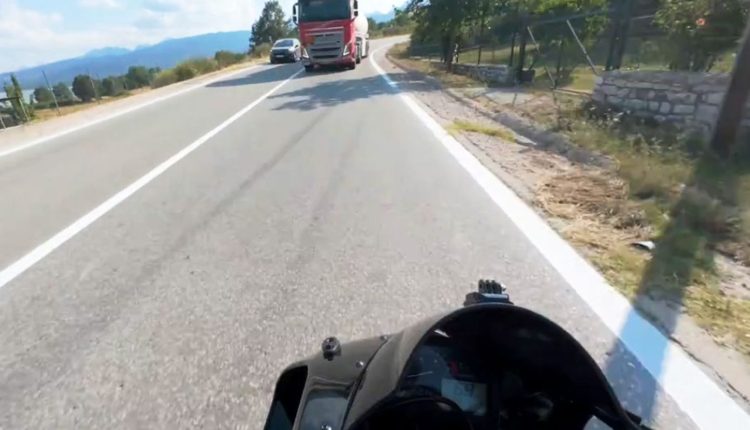 «Κρίμα-να-πεθάνω-στα-25,-μηχανικά-απέφυγα-το-βυτιοφόρο»,-λέει-ο-οδηγός-της-μηχανής-που-γλίτωσε-από-την-επικίνδυνη-προσπέραση