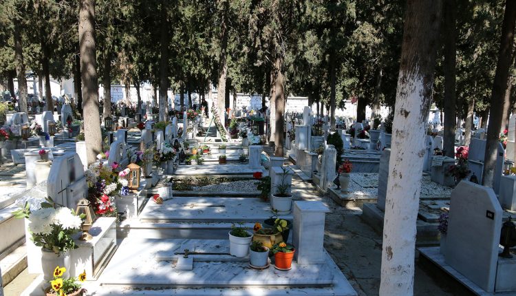 Σκηνές-έντασης-σε-κοιμητήριο-της-Λαμίας:-Μητέρα-φώναζε-ότι-έκλεψαν-τη-σορό-του-παιδιού-της-από-τον-τάφο