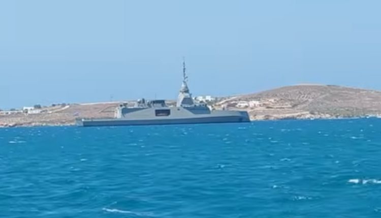 Η-υπερσύγχρονη-φρεγάτα-του-Πολεμικού-Ναυτικού-«Κίμων»-δεσπόζει-στην-Πάρο-για-τον-τον-Δεκαπενταύγουστο
