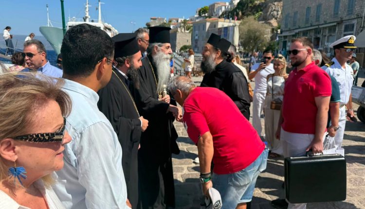 Στην-Ύδρα-ο-Μητροπολίτης-Πειραιώς-για-την-εορτή-της-Κοιμήσεως-της-Θεοτόκου