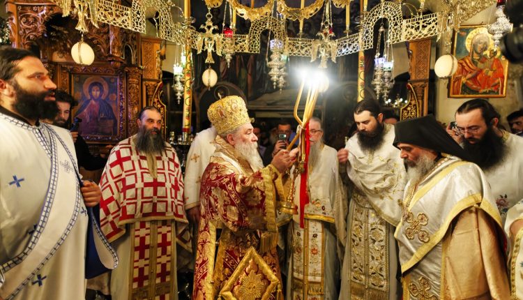 Ο-Επίσκοπος-Αντανίας-στην-πανηγυρίζουσα-Κουτλουμουσιανή-Σκήτη-του-Αγίου-Παντελεήμονος-στο-Άγιον-Όρος