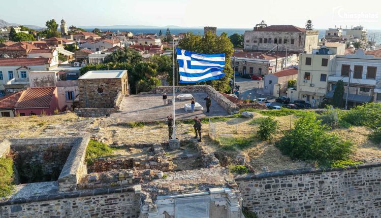 Χίος:-Ρίγη-συγκίνησης-κατά-την-Έπαρση-της-Ελληνικής-Σημαίας-στο-Κάστρο-και-την-τιμή-στην-«Υπέρμαχο-Στρατηγό»-(ΒΙΝΤΕΟ)