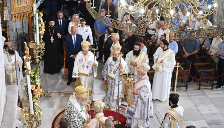 Πάρος:-Παρουσία-Δένδια-και-Φ/Γ-«ΚΙΜΩΝ»-οι-εορτασμοί-για-την-Παναγία-Εκατονταπυλιανή