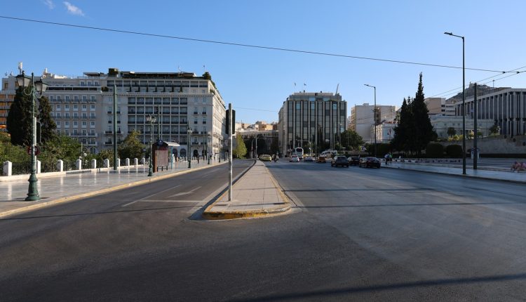 Πόλη-«φάντασμα»-η-Αθήνα-τον-Δεκαπενταύγουστο:-Εντυπωσιακές-εικόνες-από-έρημους-δρόμους-και-πλατείες,-βίντεο-και-φωτογραφίες