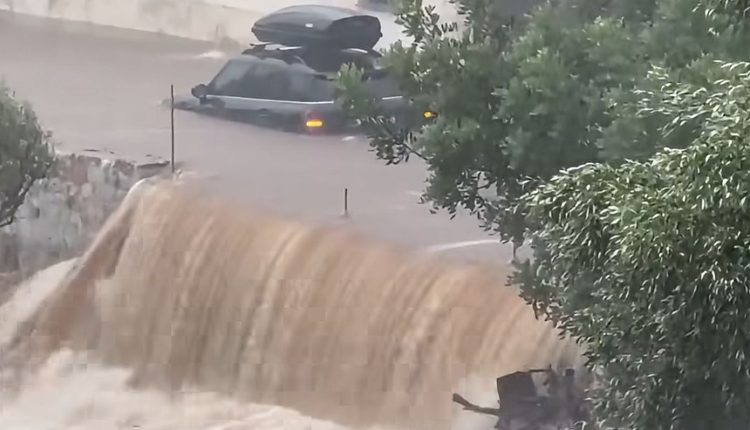 «Πνίγηκε»-η-Μάνη-από-τη-σφοδρή-νεροποντή-στη-Μάνη-το-Δεκαπενταύγουστο-–-Δείτε-βίντεο