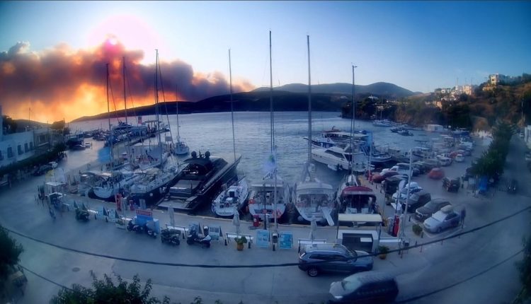 Ανεξέλεγκτη-η-φωτιά-στη-Σκύρο:-Ενισχύθηκαν-οι-δυνάμεις,-επιχειρούν-11-αεροσκάφη-και-5-ελικόπτερα-–-Εκκενώθηκαν-δύο-οικισμοί