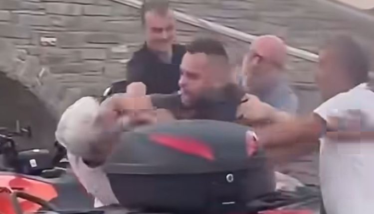 «Εννοείται-πως-το-μετανιώνω,-αλλά-μου-επιτέθηκε-πρώτος»,-λέει-ο-οδηγός-ταξί-που-ξυλοκόπησε-τον-ηλικιωμένο-στην-Πάρο