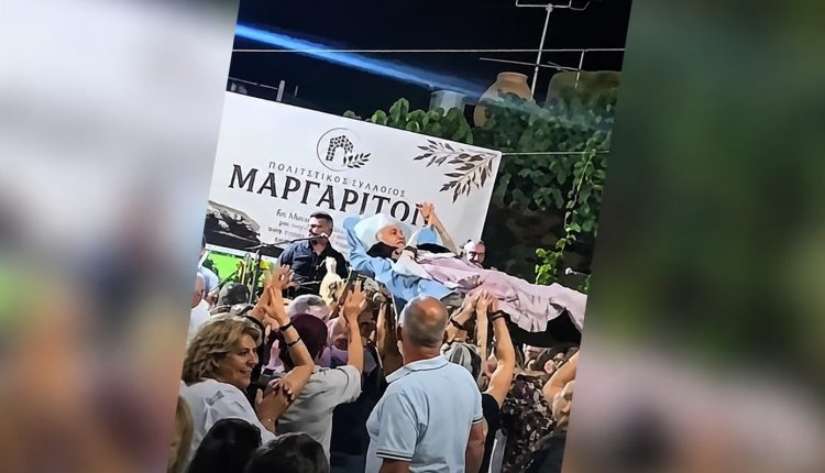 Δεν-ξέχασαν-τη-γιαγιά-στο-σπίτι:-Μετέφεραν-σε-ξαπλώστρα-κατάκοιτη-ηλικιωμένη-για-να-μη-χάσει-το-πανηγύρι-και-εκείνη-το-καταχάρηκε