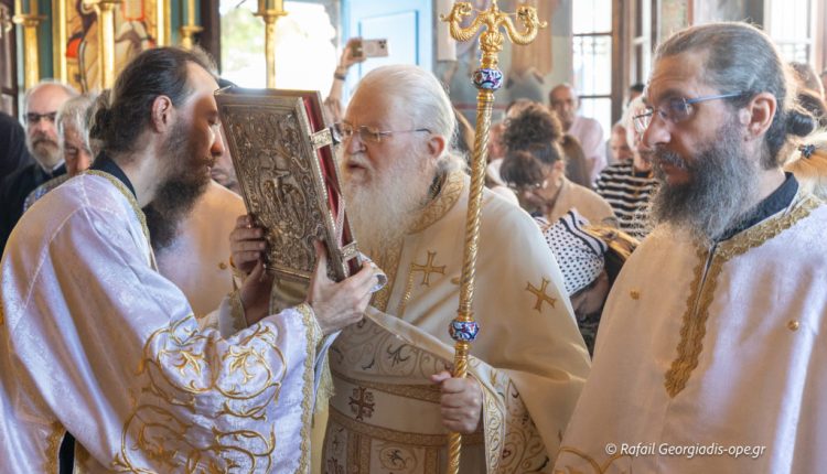 Ο-Γέροντας-Εφραίμ-στο-Πόρτο-Λάγος-–-Πλήθος-πιστών-στη-Θεία-Λειτουργία-(ΦΩΤΟ)