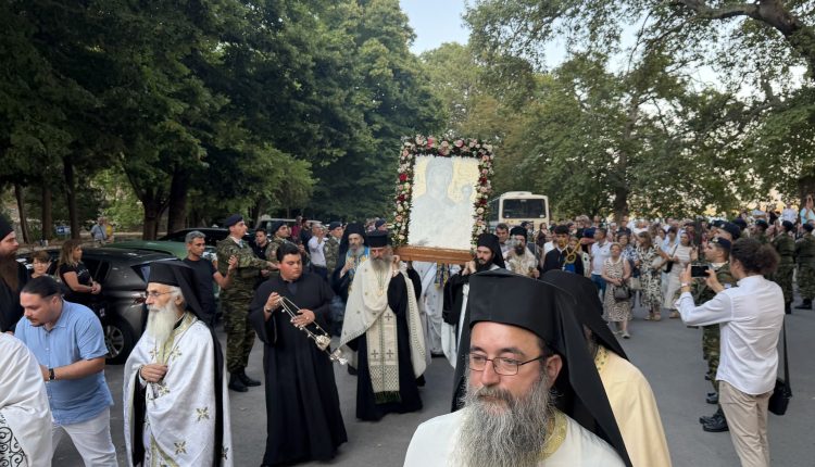 Λιτάνευση-της-Ιεράς-Εικόνος-της-Παναγίας-Πορφύρας-στην-Καστοριά