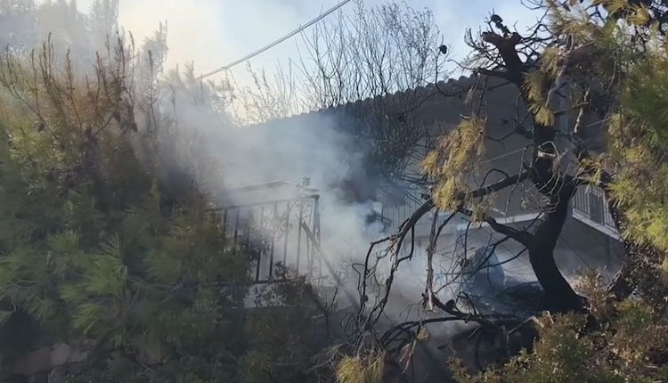 Δύο-ηλικιωμένοι-νεκροί-από-τη-φωτιά-στη-Σαλαμίνα,-καμμένα-σπίτια-και-9-άτομα-με-εγκαύματα-στο-κέντρο-Υγείας-–-Δείτε-βίντεο
