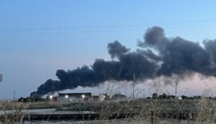 Φωτιά-τώρα-στη-Λάρισα-σε-εργοστάσιο-πλαστικών-–-Μήνυμα-από-το-112