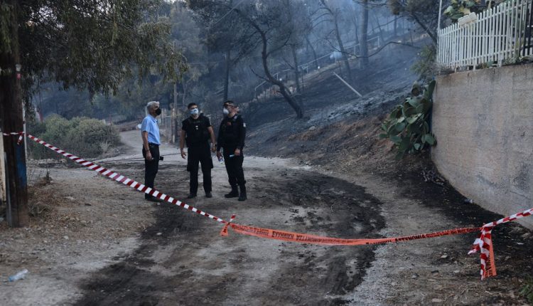 Εξετάζουν-και-το-ενδεχόμενο-εμπρησμού-με-δόλο-για-τη-μεγάλη,-φονική-φωτιά-στη-Σαλαμίνα