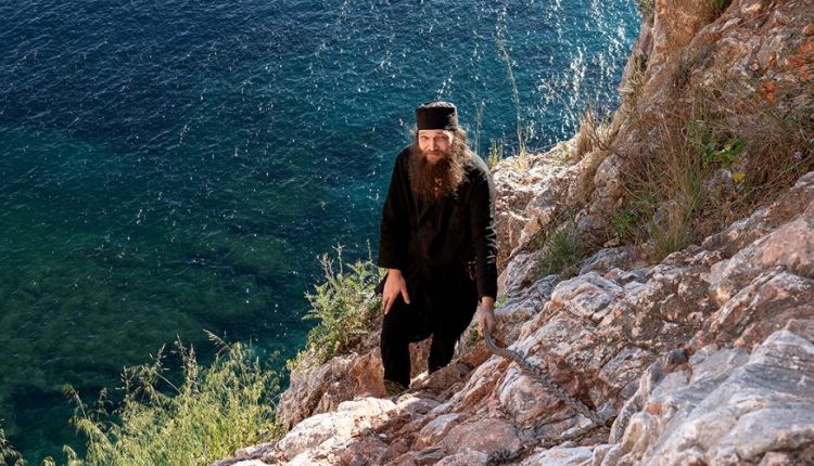 Καρούλια:-Εκεί-όπου-ζουν-οι-ερημίτες-του-Αγίου-Ορους