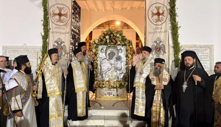 Πανδήμως-Κλήρος-και-λαός-Λιτάνευσαν-την-Εικόνα-της-Εκατονταπυλιανής