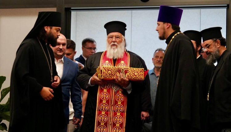 Ο-Μητροπολίτης-Κερκύρας-κόμισε-τη-δεξιά-χείρα-του-Αγίου-Σπυρίδωνα-στη-Μόσχα