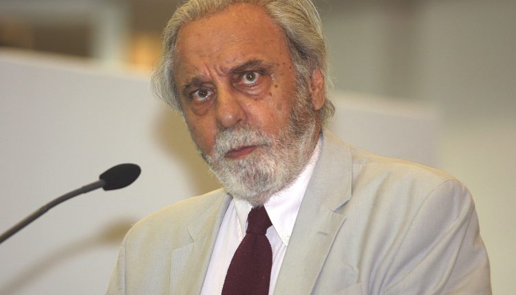 Μεσίστια-η-σημαία-στην-Ακαδημία-Αθηνών-για-τρεις-ημέρες-μετά-την-απώλεια-του-διακεκριμένου-ακαδημαϊκού-Κωνσταντίνου-Τσουκαλά