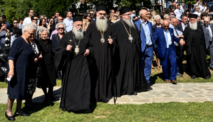 Σαμαρίνα:-Χέρι-χέρι-οι-τρεις-Μητροπολίτες-στον-Τρανό-Χορό