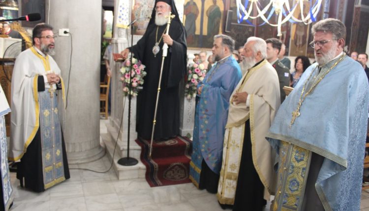 Ο-Μητροπολίτης-Ιλίου-στον-πανηγυρίζοντα-Ιερό-Ναό-Κοιμήσεως-της-Θεοτόκου-στις-Αχαρνές