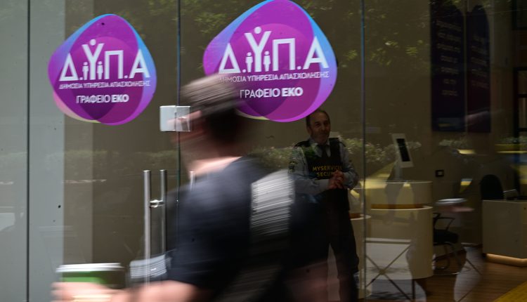 «Θα-έρθω-με-την-καραμπίνα»:-Χειροπέδες-στον-άνεργο-που-απειλούσε-υπαλλήλους-της-ΔΥΠΑ-επειδή-δεν-είχε-παραλάβει-την-προπληρωμένη-κάρτα