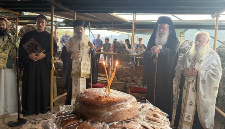 Δισαρχιερατικός-Εσπερινός-στην-«Κόκκινη-Εκκλησιά»-στου-Λουκά-Τριπόλεως