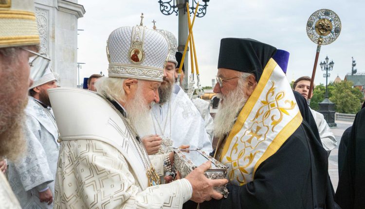 Ο-Πατριάρχης-Μόσχας-υποδέχθηκε-την-χείρα-του-Αγίου-Σπυρίδωνος