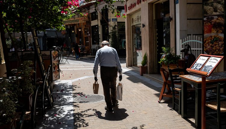 «Δεν-θα-πάω-διακοπές,-δεν-φτάνει-η-σύνταξη»-–-Συνταξιούχοι-από-την-Αθήνα-εξηγούν-την-άλλη-πλευρά-του-καλοκαιριού