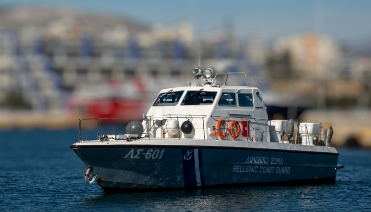 Φωτιά-σε-σκάφος-στο-Πόρτο-Ράφτη:-Η-διάσωση-από-το-Λιμενικό