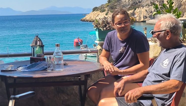 «Χωρίς-τα-ζώα-μου-δεν-φεύγω»:-Η-αγωνιώδης-μάχη-ζευγαριού-στη-Σαλαμίνα-όταν-η-φωτιά-έφτασε-στο-σπίτι-τους