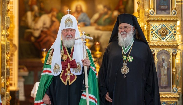 Ο-Πατριάρχης-Μόσχας-παρασημοφόρησε-τον-Μητροπολίτη-Κερκύρας