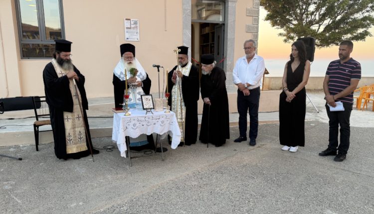 Ο-Αγιασμός-της-Έκθεσης-Σχολικής-Συλλογής-και-Δανειστικής-Βιβλιοθήκης-Τουρλωτής