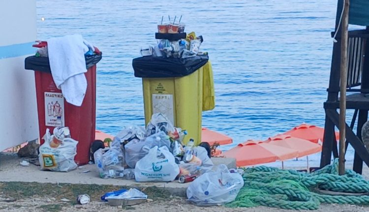 Σκουπίδια-δίπλα-στο-κύμα-στους-Πετανούς-Κεφαλονιάς-–-Άδειοι-οι-κάδοι-λίγα-μέτρα-πιο-πέρα