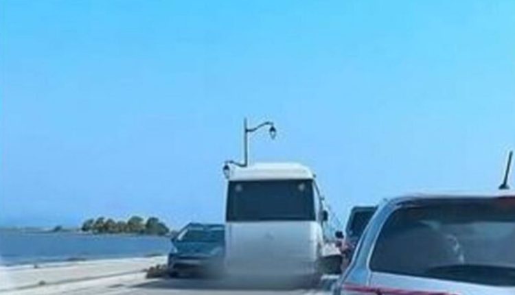 Λευκάδα:-Τουριστικό-λεωφορείο-κάνει-επικίνδυνη-προσπέραση-στη-γέφυρα