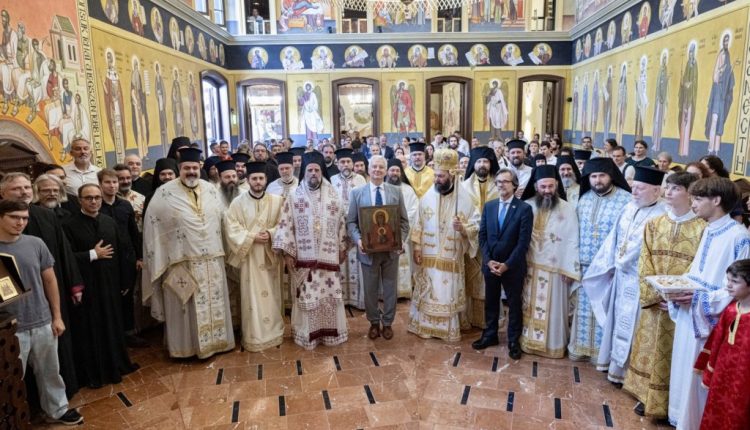 Εγκαίνια-του-Ιερού-Ναού-Τριών-Ιεραρχών-στη-Βουδαπέστη-και-Τρισαρχιερατική-Θεία-Λειτουργία