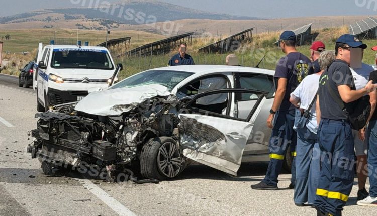 Σοβαρό-τροχαίο-έξω-από-τη-Λάρισα:-Αυτοκίνητο-συγκρούστηκε-με-φορτηγό-και-μετατράπηκε-σε-άμορφη-μάζα